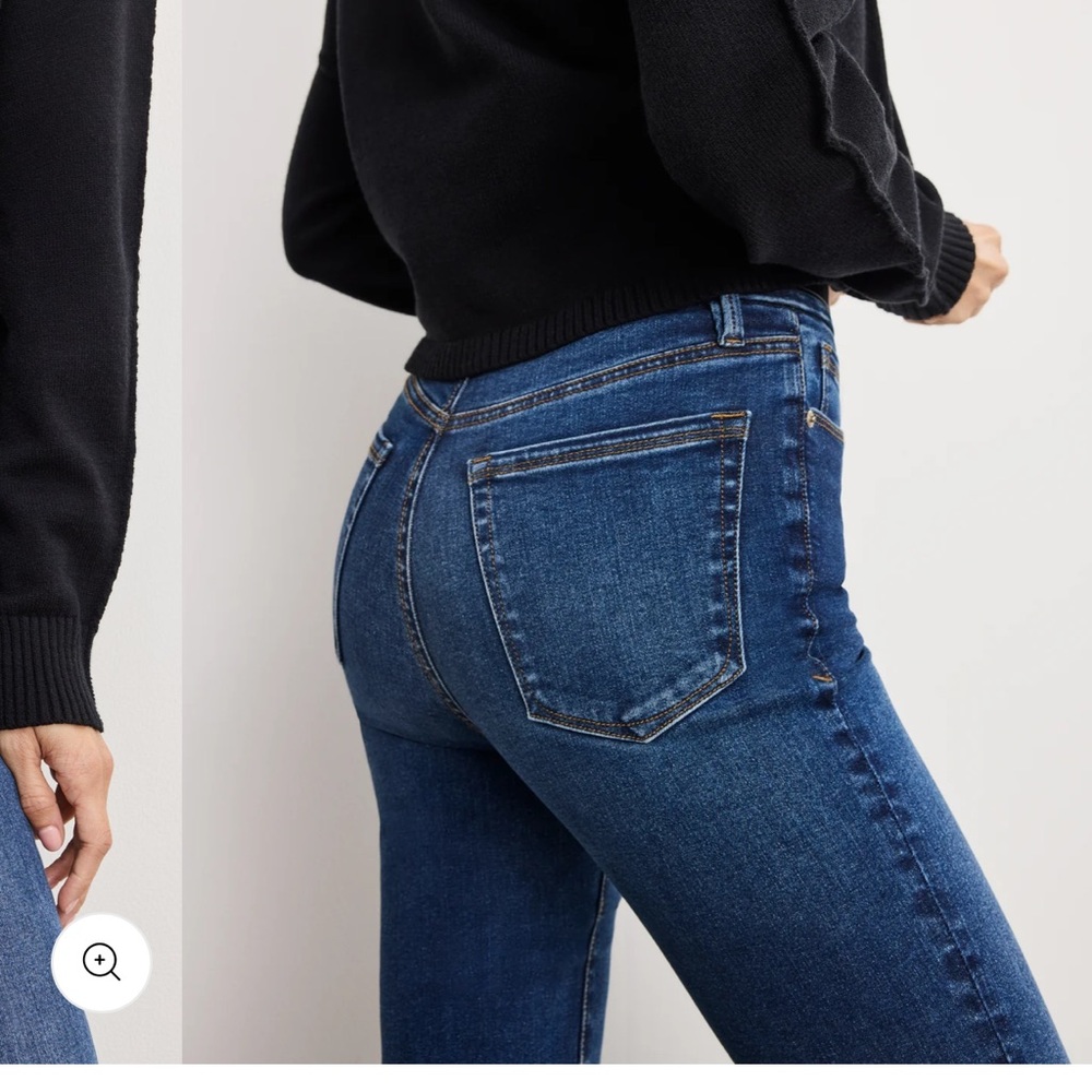 Good American Always Fits Good Classic Bootcut Jeans - Picture 2 of 6